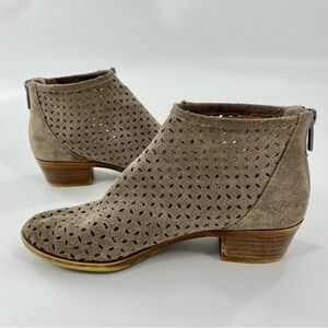 Lucky Brand Suede Bergyn Laser Cut Taupe Ankle Boot 6M Almond Toe Stacked Heel